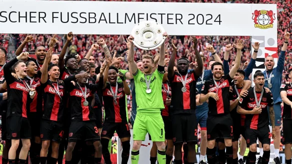 Leverkusens Torwart Lukas Hradecky (M) stemmt die Meisterschale in die H&ouml;he. - &copy; Federico Gambarini/dpa