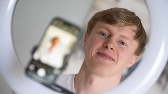 Der Influencer Liam Carpenter ist inzwischen hauptberuflich Content Creator. - &copy; Marijan Murat/dpa