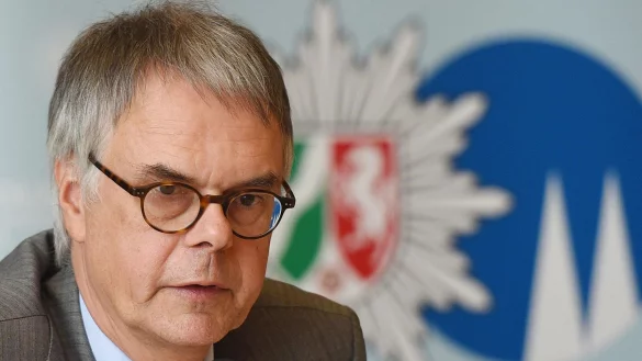 Wolfgang Albers, damals Kölner Polizeipräsident, spricht bei einer Pressekonferenz. - © Henning Kaiser/dpa/Archivbild