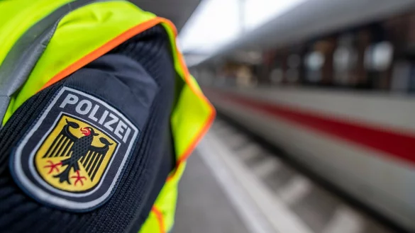 Ein Bundespolizist steht am Hauptbahnhof. - © Patrick Seeger/dpa