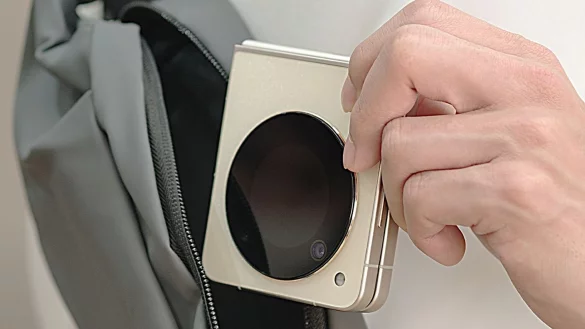 Findet zusammengeklappt auch in kleinen Taschen Platz: das Nubia Flip. - © Nubia/Nubia/dpa