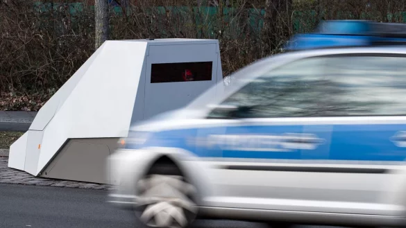 Ein mobiler Blitzer wie dieser ist am Niederrhein in Brand gesteckt worden.(Symbolbild)) - &copy; Bernd von Jutrczenka/dpa