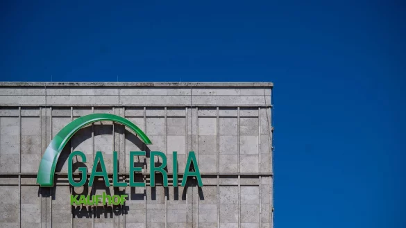 Blick auf das Logo der Galeria Kaufhof am Kaufhaus am Alexanderplatz. - © Monika Skolimowska/dpa