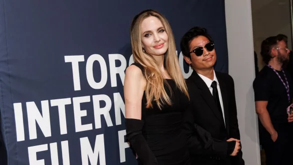 Jolie bedankt sich für Auszeichnung mit einem Appell an Zuschauer und Künstler. - © Cole Burston/The Canadian Press via AP/dpa