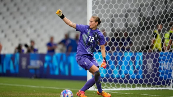 Ab ins Halbfinale: Torh&uuml;terin Ann-Katrin Berger - &copy; Julio Cortez/AP