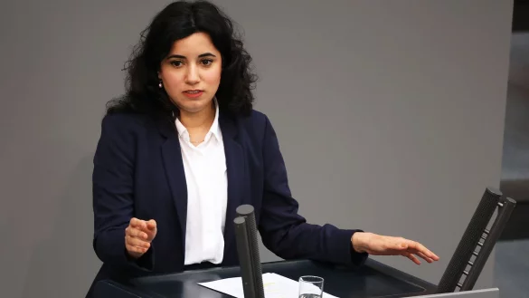 «Am sinnvollsten wäre es, einen Rechtsanspruch auf einen digitalen Staat zu schaffen», sagt Misbah Khan (Bündnis 90/Die Grünen). - © Jörg Carstensen/dpa