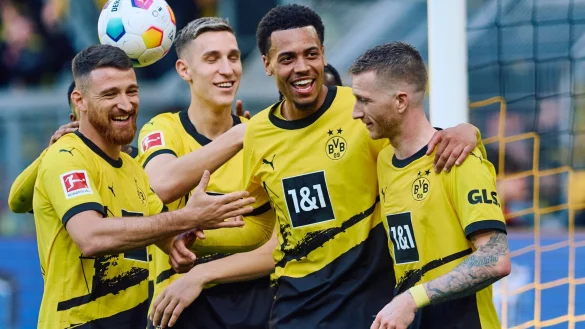 Dortmunds Salih &Ouml;zcan, Nico Schlotterbeck, Torsch&uuml;tze Felix Nmecha jubeln mit Marco Reus. - &copy; Bernd Thissen/dpa