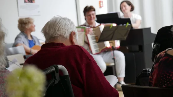 An Demenz erkrankte Menschen lauschen im W&uuml;rzburger Pflegeheim Marie-Juchacz einem Konzert. - &copy; Monika Feldmeier/Nordbayerischer Musikbund/dpa