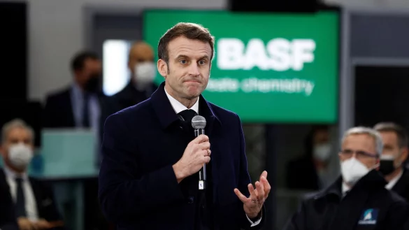 Frankreichs Pr&auml;sident Emmanuel Macron h&auml;lt eine Rede bei einem Besuch des deutschen Chemiekonzerns BASF. - &copy; Benoit Tessier/POOL REUTERS/AP/dpa