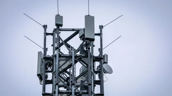 Mit der Deutschen Telekom, O2 Telef&oacute;nica und Vodafone gibt es drei etablierte Netzbetreiber und mit 1&1 seit kurzem auch eine Nummer vier. - &copy; Jens B&uuml;ttner/dpa