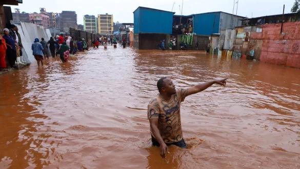 Ein Mann watet in Nairobi durch das Hochwasser. - &copy; Joy Nabukewa/XinHua/dpa