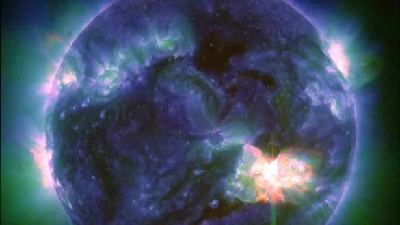 Eine Sonneneruption - wie der helle Blitz (unten, r). Aufgenommen vom Solar Dynamics Observatory der NASA am 9. Mai 2024. - &copy; Uncredited/NASA/AP/dpa