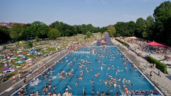 Gewalt gegen Bademeister im Freibad - Die Polizei sucht nach einem Vorfall in Gelsenkichen Zeugen - &copy; Daniel Karmann/dpa