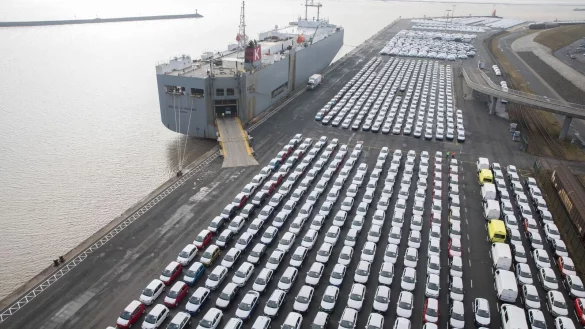 Der Verkauf von deutschen Autos ins Ausland l&auml;uft gut. - &copy; J&ouml;rg Sarbach/dpa