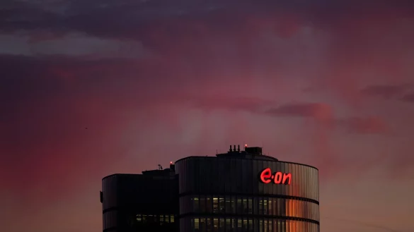 Die Zentrale des Energiekonzerns Eon wird vom Morgenlicht angestrahlt. - &copy; Rolf Vennenbernd/dpa