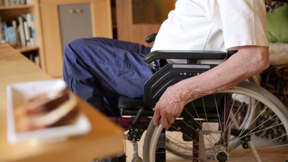 Kann man seinen Rollstuhl nur noch unter Schmerzen bewegen, kann ein elektrisches Zugger&auml;t, das mit einer Kurbel betrieben wird, Abhilfe verschaffen. - &copy; Mascha Brichta/dpa-tmn