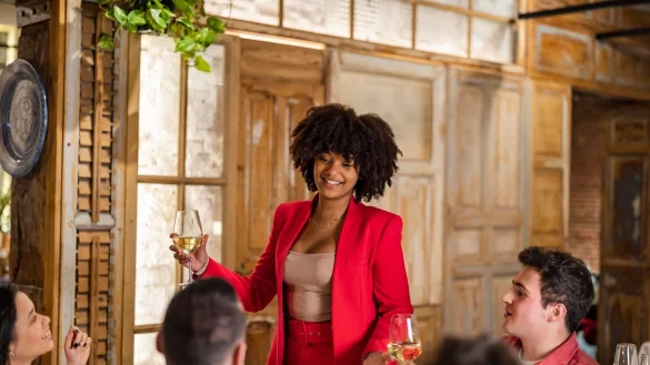 Schl&uuml;pfrige Details aus dem fr&uuml;heren Liebesleben der Brautleute geh&ouml;ren nicht in den Toast auf das frisch gebackene Ehepaar. - &copy; Jose Carlos Ichiro/Westend61/dpa