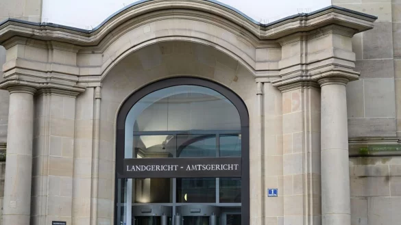 Der Eingang am Amts- und Landgericht in Duisburg. - &copy; Florian Gut/dpa