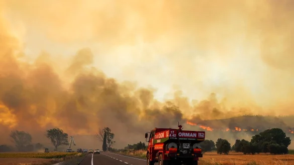 Feuerwehrleute arbeiten daran, ein Feuer in der N&auml;he von Kumk&ouml;y auf der Halbinsel Gallipoli zu l&ouml;schen. - &copy; Sercan Ozkurnazli/DIA Photo/AP/dpa