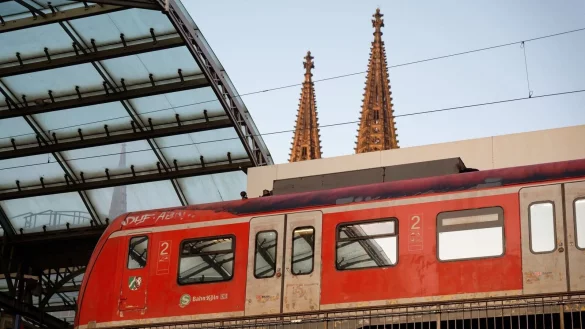 Eine S-Bahn steht im Hauptbahnhof in K&ouml;ln. - &copy; Henning Kaiser/dpa