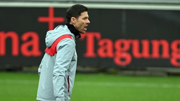 Trainer Xabi Alonso steht auf dem Platz w&auml;hrend des Abschlusstrainings vor dem R&uuml;ckspiel bei West Ham United. - &copy; Federico Gambarini/dpa