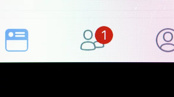 Freundschafts- oder Nachrichtenanfragen von attraktiven Profilen auf Facebook und Instagram sind oft Fake-Accounts, die Daten stehlen wollen. - &copy; Silas Stein/dpa/dpa-tmn