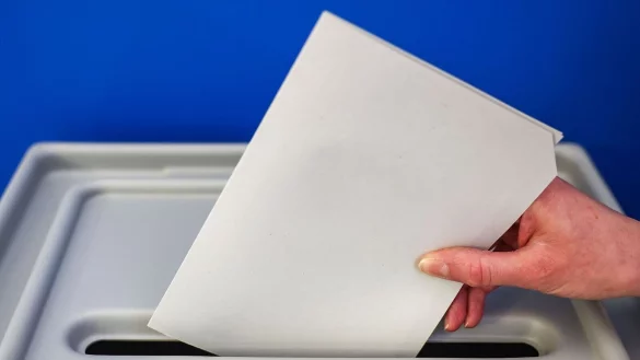 Eine Frau wirft einen Stimmzettel f&uuml;r die Europawahl in eine Wahlurne. - &copy; Jan Woitas/dpa