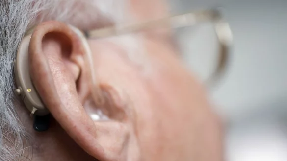 Einfach einsetzen und direkt wieder gut h&ouml;ren? So einfach ist es mit dem H&ouml;rger&auml;t leider nicht. - &copy; Hans-J&uuml;rgen Wiedl/dpa-Zentralbild/dpa-tmn
