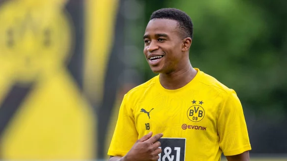 BVB-Stürmer Youssoufa Moukoko soll heute den Medizincheck in Nizza absolvieren. - © David Inderlied/dpa