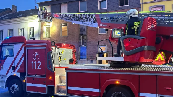 Mit einer Drehleiter versuchen Einsatzkr&auml;fte der Feuerwehr Personen aus dem zweiten Stock zu retten. - &copy; Feuerwehr Moers/dpa