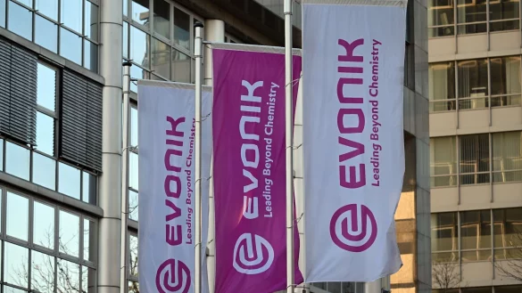 Flaggen mit dem Firmenlogo von Evonik wehen vor der Zentrale des Unternehmens. - &copy; Federico Gambarini/dpa