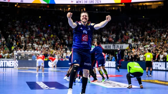 Frankreichs Kentin Mahe jubelt nach dem Spiel mit den Mitspielern &uuml;ber den Sieg. - &copy; Tom Weller/dpa/Archivbild