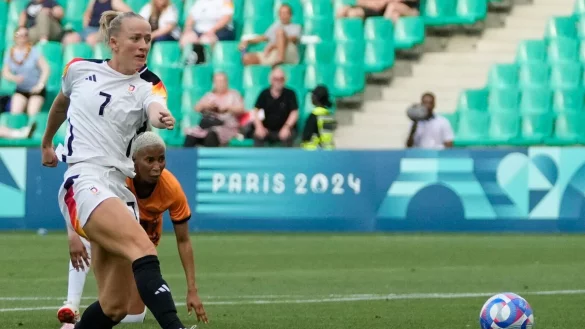 Tor zum 1:0: Lea Sch&uuml;ller - &copy; Silvia Izquierdo/AP/dpa