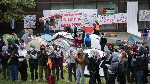 Propal&auml;stinensische Aktivisten haben am Dienstag einen Hof der Freien Universit&auml;t in Berlin besetzt. - &copy; Sebastian Christoph Gollnow/dpa