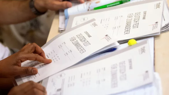 Wer erfolgreich an einem Integrationskurs teilgenommen hat, bekommt ein entsprechendes Zertifikat. - &copy; Sven Hoppe/dpa