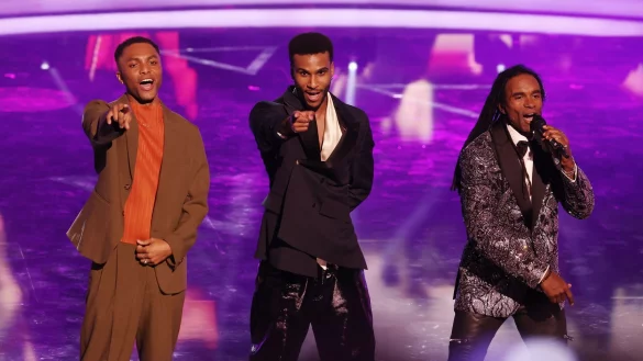 F&uuml;r den Film &laquo;Girl You Know It\'s True&raquo; nahmen Tijan Njie (M) und Elan Ben Ali (l) die Rolle des Pop-Duos Milli Vanilli ein. - &copy; Karl-Josef Hildenbrand/dpa