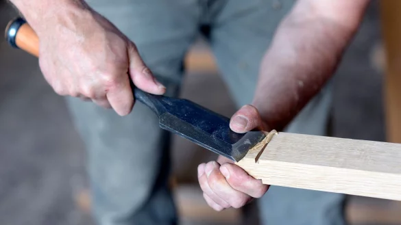 Tischler in Nordwestdeutschland bekommen ab Februar 2025 mehr Geld und mehr Urlaub. (Archibild) - © picture alliance / dpa