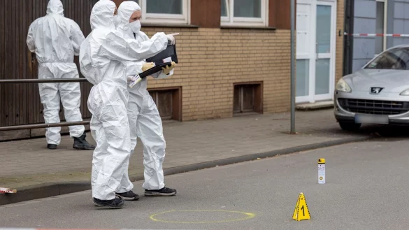 Beamte der Spurensicherung stehen am Tatort. - &copy; Christoph Reichwein/dpa