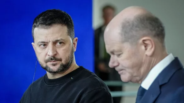 Dank an Deutschland: Dessen Unterst&uuml;tzung sei vielf&auml;ltig, sagt Wolodymyr Selenskyj, hier bei einem Treffen mit Olaf Scholz im Februar. - &copy; Kay Nietfeld/dpa