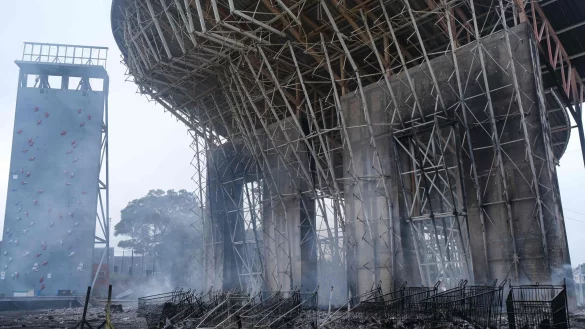 Eine verbrannte Kletterwand in Noum&eacute;a, der Hauptstadt Neukaledoniens. - &copy; Theo Rouby/AFP/dpa