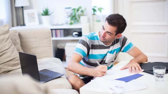 Bei Bewerbungsprozessen hilft es, resilient zu sein und mit Frustration umgehen zu k&ouml;nnen. Eine Absage bedeutet nicht automatisch, dass man ungeeignet ist. - &copy; Christin Klose/dpa-tmn