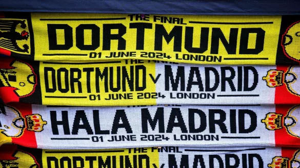 Fan-Schals f&uuml;r das Finale von Real Madrid und Borussia Dortmund h&auml;ngen an einem Verkaufsstand. - &copy; Tom Weller/dpa