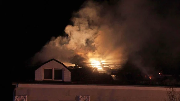 In einem Mehrfamilienhaus in Ludwigslust ist ein Feuer ausgebrochen. - © Ralf Drefin/dpa