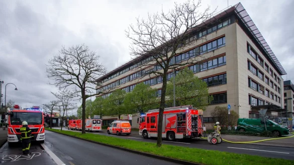 Fahrzeuge der Einsatzkräfte der Feuerwehr und Rettungssanitäter stehen vor dem Polizeipräsidium. - © Thomas Banneyer/dpa