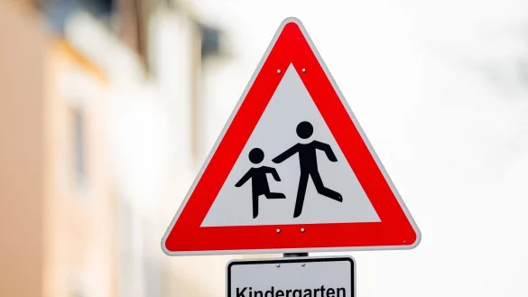 Ein Verkehrsschild mit dem Hinweis &laquo;Kindergarten&raquo; steht vor einer Kindertagesst&auml;tte. - &copy; Rolf Vennenbernd/dpa/Symbolbild