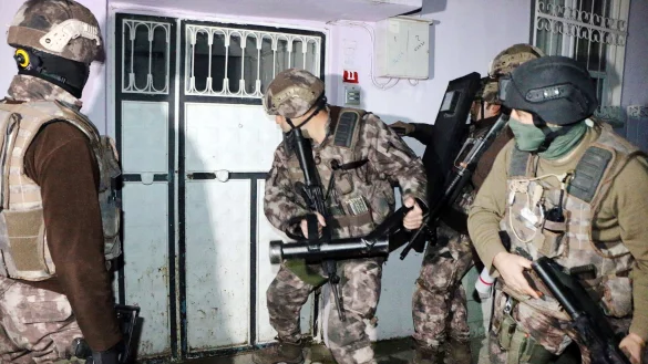 T&uuml;rkische Polizisten nahmen 33 Razzien vor (Archivfoto). - &copy; Mahir Alan/AP/dpa