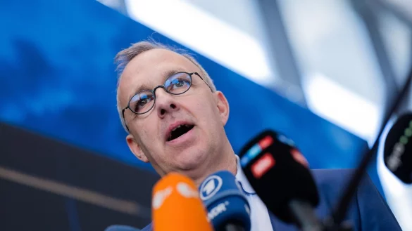 Stefan Denkhaus, Insolvenzverwalter, gibt ein Statement ab in der Konzernzentrale des Warenhauskonzerns Galeria Karstadt Kaufhof. - © Rolf Vennenbernd/dpa