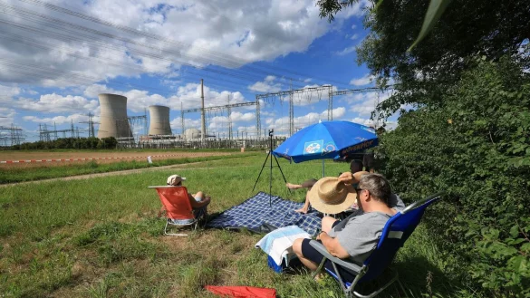 Die K&uuml;hlt&uuml;rme des stillgelegten Kernkraftwerks sollen gesprengt werden. - &copy; Karl-Josef Hildenbrand/dpa