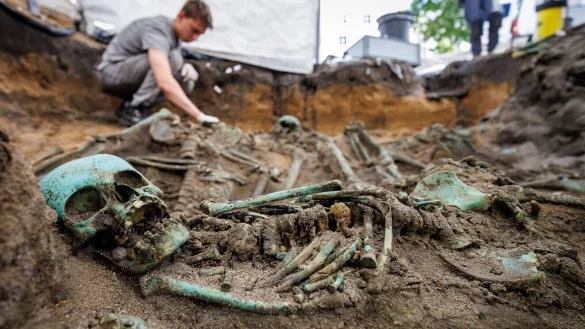 Bis zu 3000 Toten sind nach Einschätzung der Fachleute auf dem riesigen Pestfriedhof beerdigt worden. - © Daniel Karmann/dpa