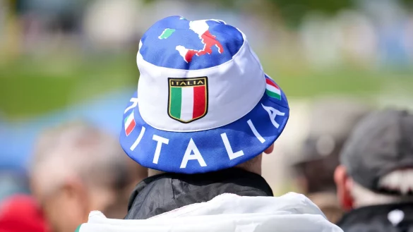 &laquo;Italia&raquo; steht auf dem Hut eines Fans. - &copy; Bernd Thissen/dpa